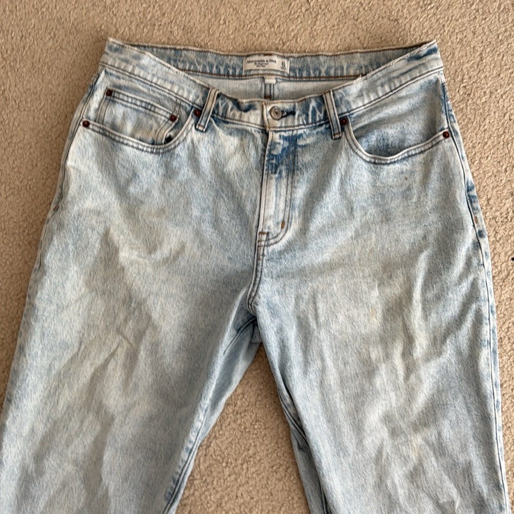 Abercrombie Women's Curve Love Mid Rise Boyfriend Jeans LIGHT RIPPED WASH 31